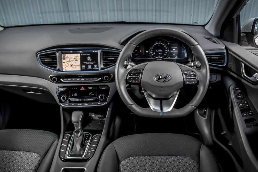 Торпедо Hyundai IONIQ plug-in hybrid (AE) 2017 года  (UK) (фото 22 из 34)